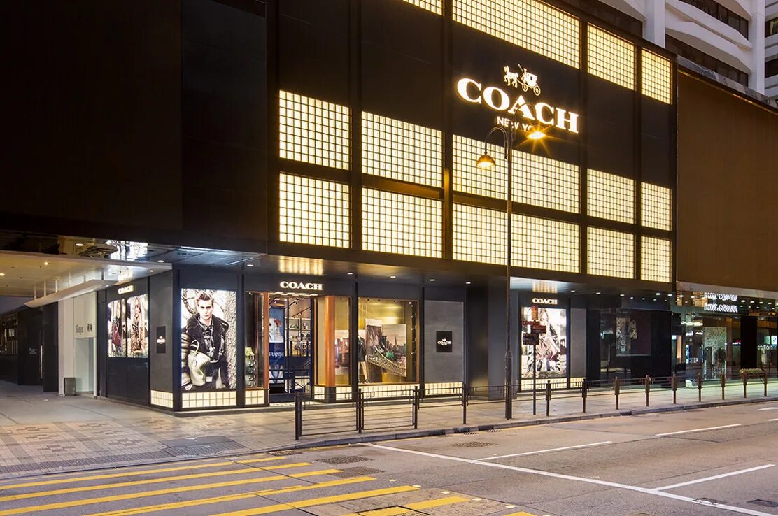 Coach outlet. Coach магазин. Coach Outlet витрина. Коуч магазин. Coach фото.