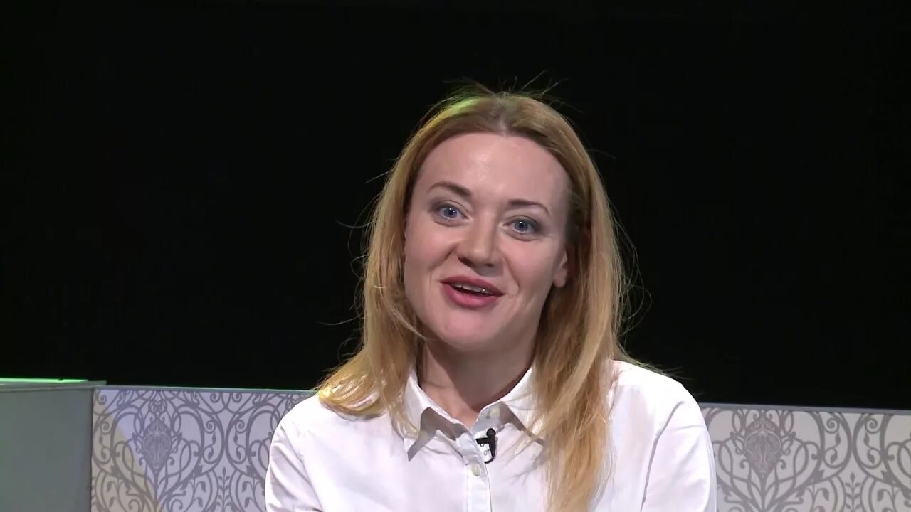 Сережа мхт чехова. Спектакль телефон доверия. Парень сидит в телефоне на спектакле. Реклама телефон доверия для детей. Телефон доверия спектакль.