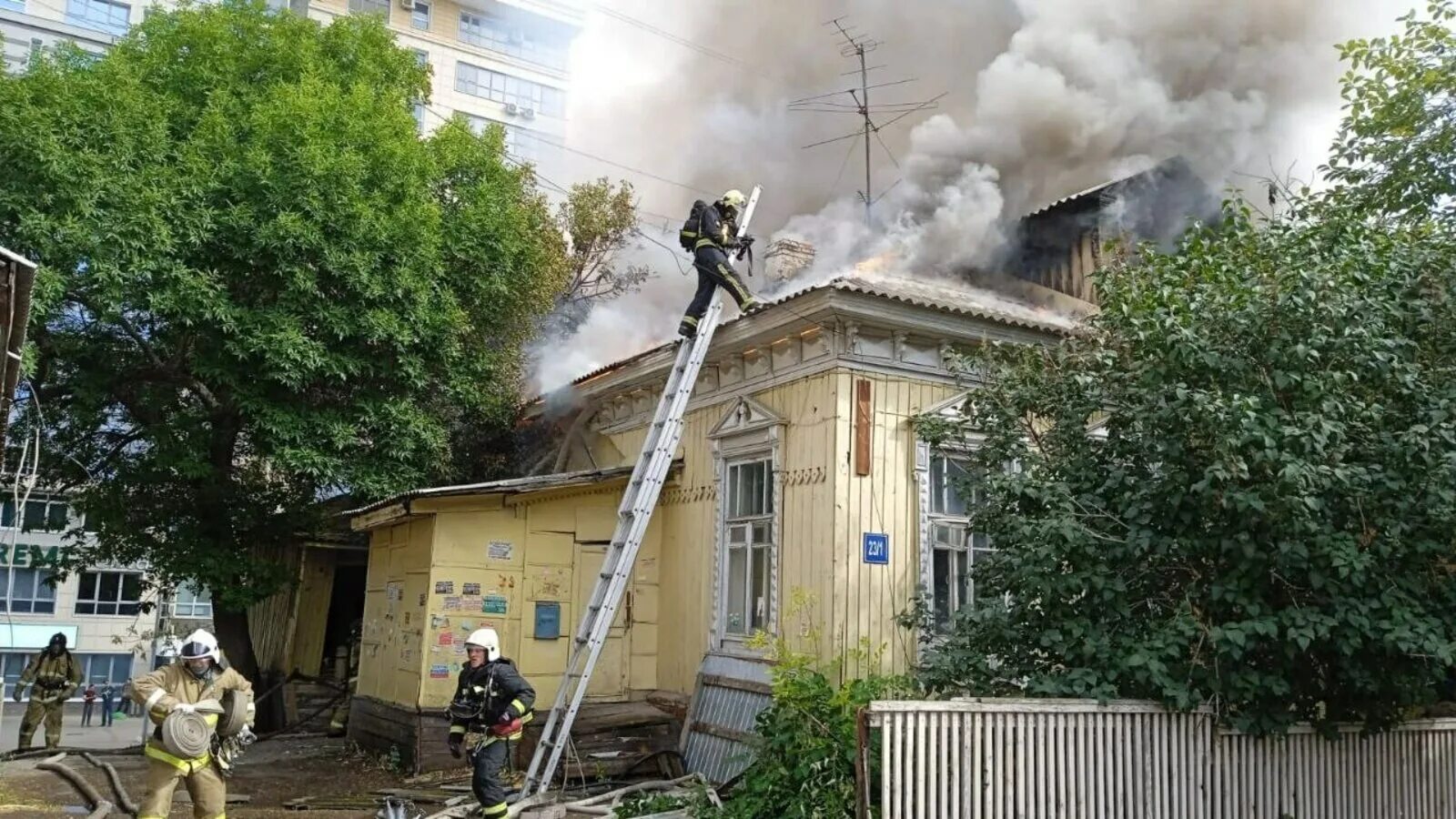 Дом новости 17.03 2024. Пожар в Уфе. Пожар революции. Дом горит. Сгоревший дом.