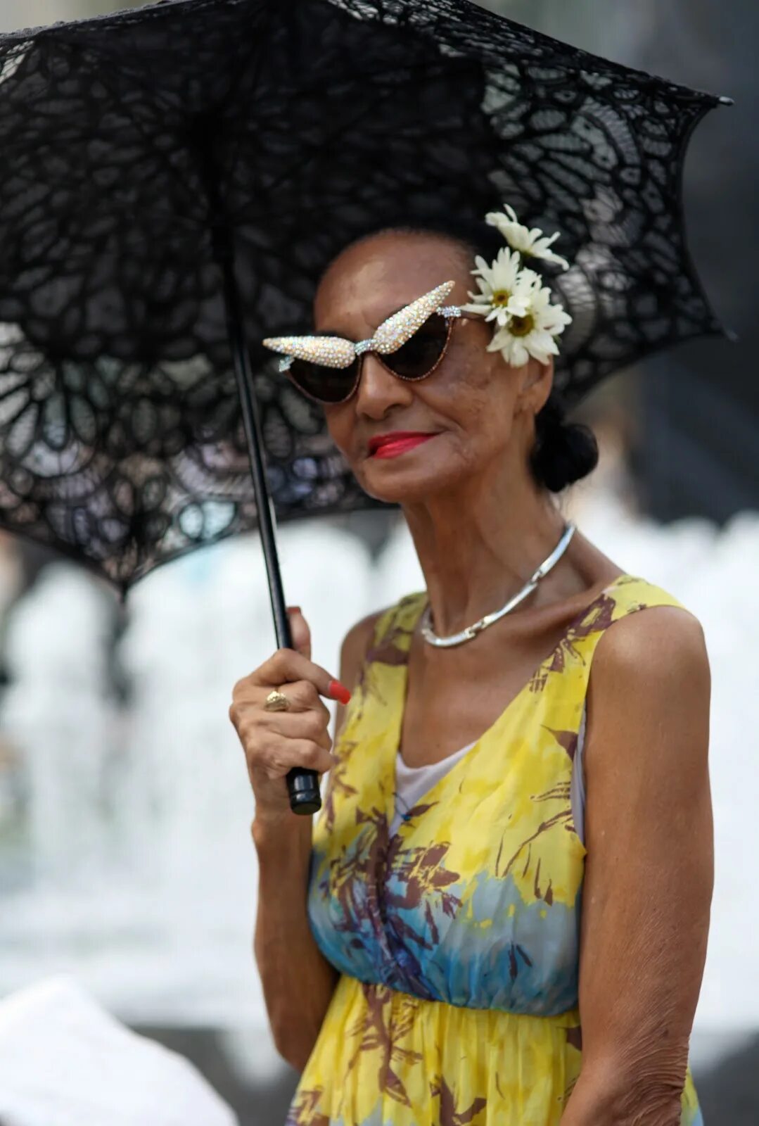 интеллигентная женщина. бабушка брюнетка. стрижки для бабушек. бабушка брюнетка. гитте лиллелунн бек.