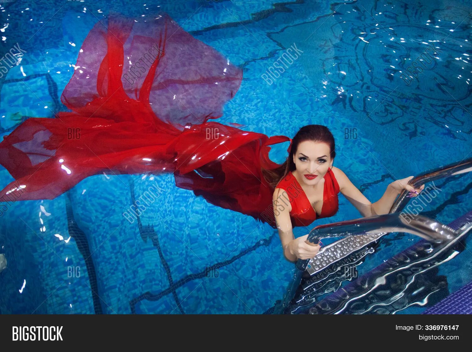 Девушка в бассейне в купальнике. Девушка в бассейне. Фотосессия в бассейне девушек. Николас верано фотограф. Girl in red pool.