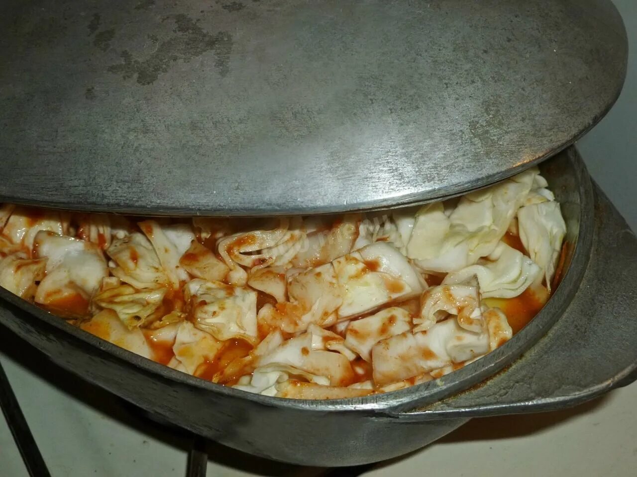 Капуста в утятнице. Блюда в утятнице. курица в утятнице. курица с картошкой в утятнице. блюда в утятнице в духовке.