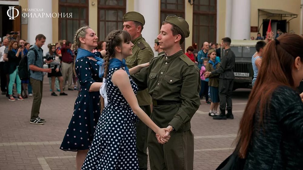 Синий платочек военных лет. Синий платочек вальс Победы. Синий платочек Рязанская филармония. Синий платочек 1941-1945.