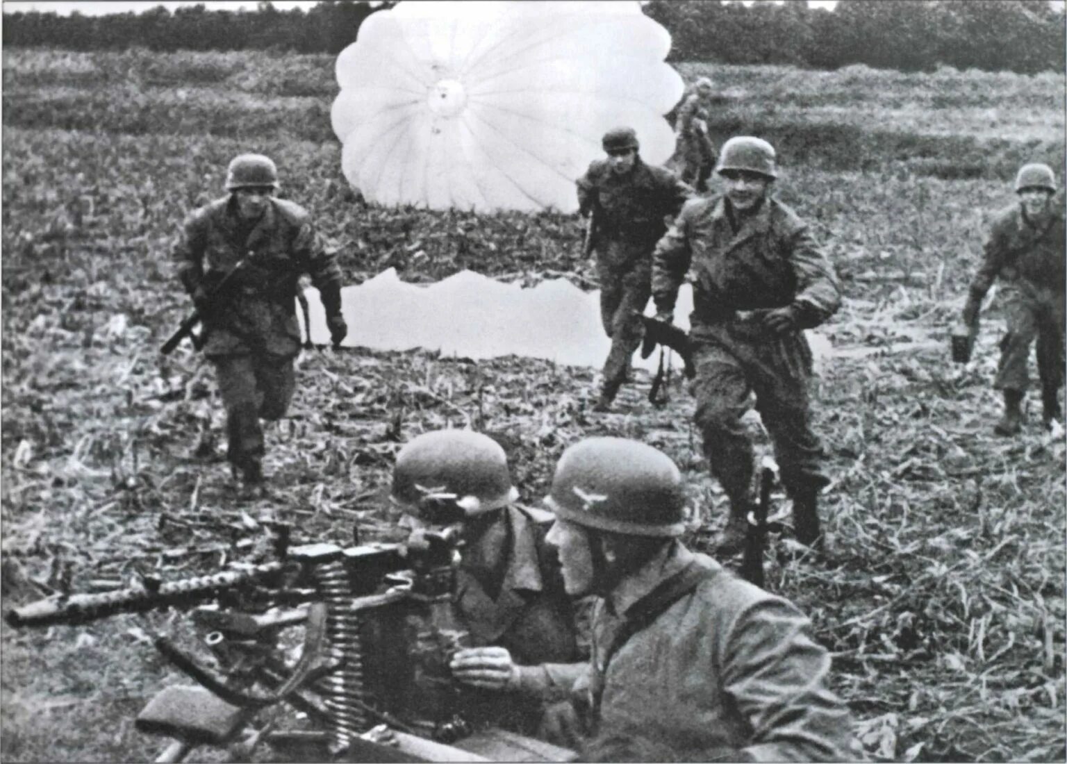 Солдат вермахта fallschirmjager. Немецкие парашютисты в монте кассино. Немецкие парашютисты второй мировой войны. Немецкий десант. Вдв вермахта во второй мировой.