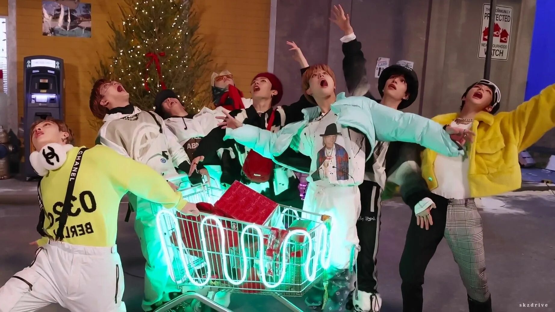 Stray kids itzy nmixx песня. Группа Stray Kids Крисмас. Группа Stray Kids 2021. Stray Kids Christmas Eve.