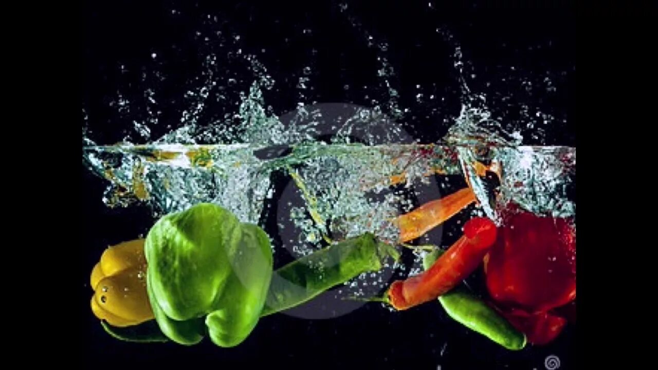 Сколько воды в овощах. Овощи в воде. Овощи в брызгах воды. Овощи под водой. Овощи падают в воду.