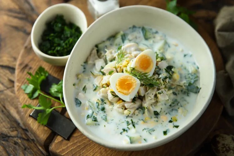 Окрошка с куриным филе. Окрошка. окрошка с яйцом. окрошка с перепелиным яйцом. окрошка красивая подача.