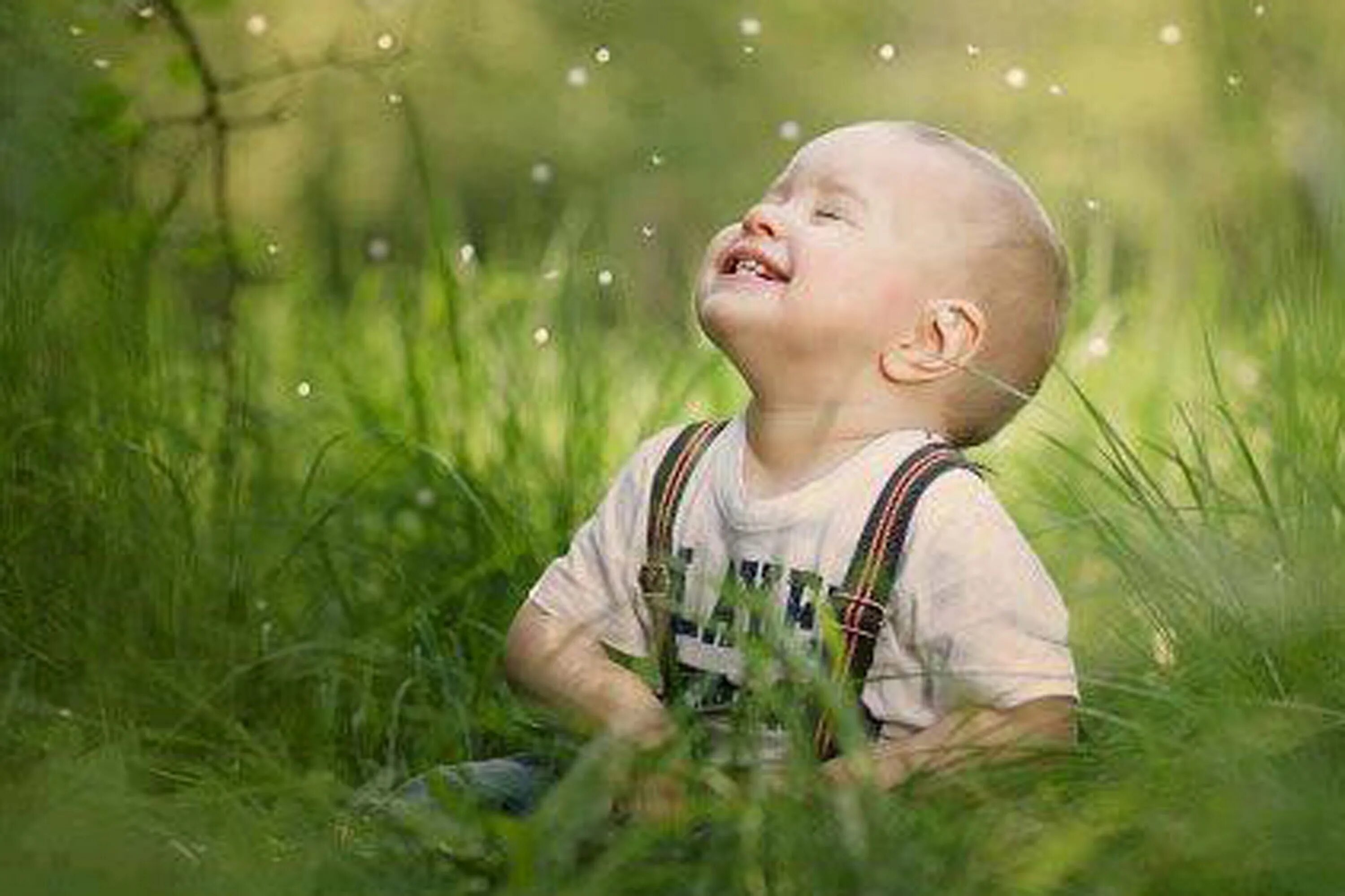 Дети наслаждаются жизнью. Дети и природа. Дети радуются. Счастливый ребенок. Дети радуются жизни.