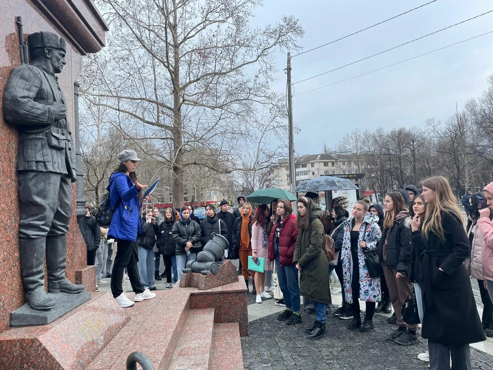 Симферополь экскурсии. Экскурсия по городу. Крым люди. Памятник весне. Купить в симферополе на сегодня