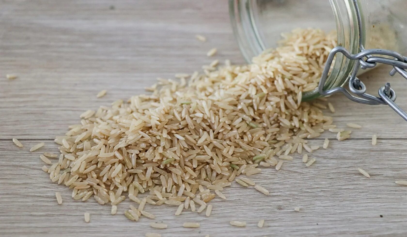 Рис и бурый рис разница. Бурый рис. Очищенный рис. Рис в оболочке. Рис шелушеный что это.
