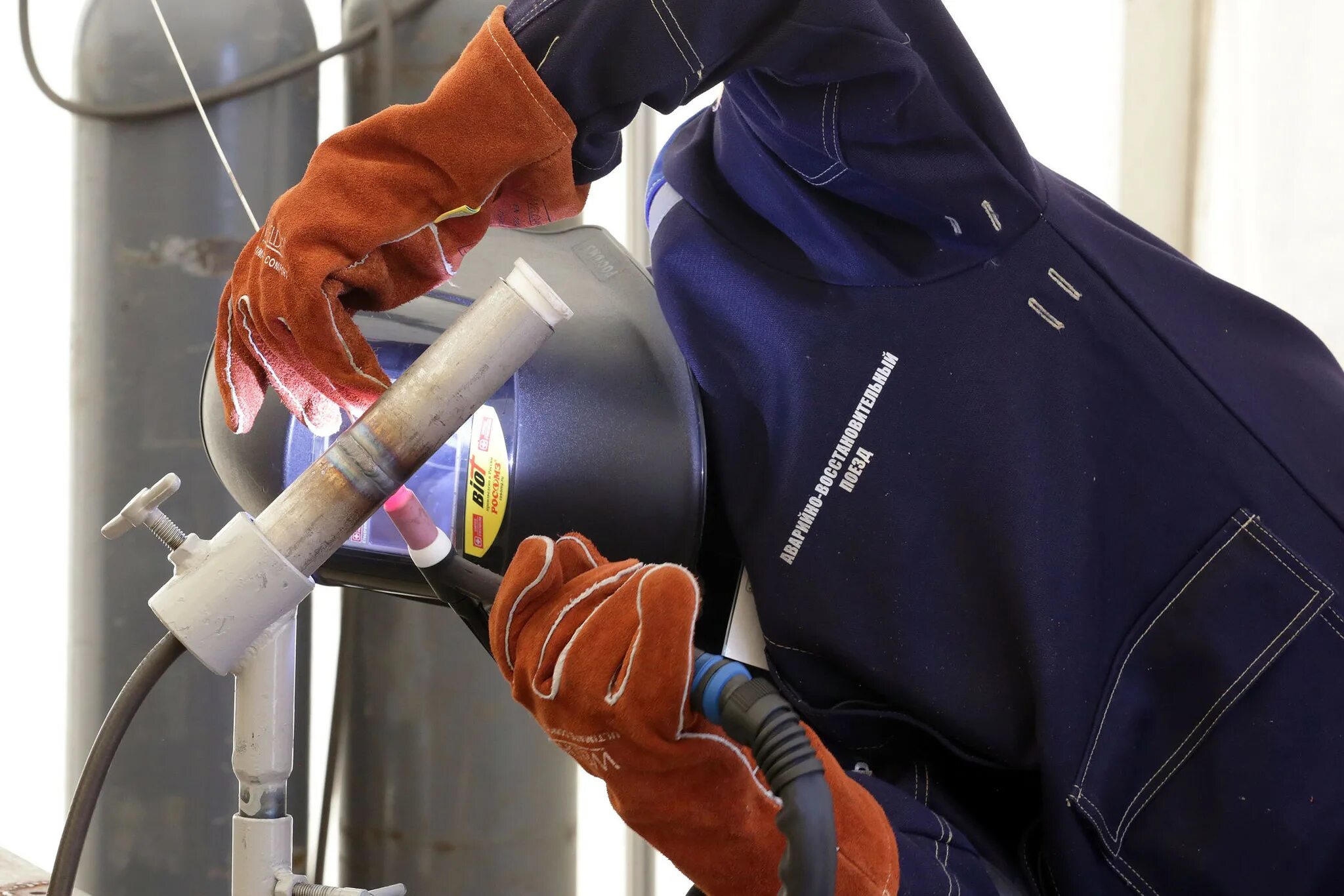 Электросварщик ручной сварки 5 разряд. Сварщик беларусь. Молодой сварщик. Сварка практика. Сварщик.