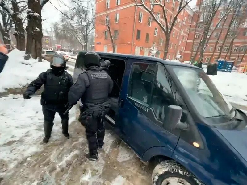 Новости страница 6. Юля Навальная полиция. Полицейский составляет протокол. Задержание Юлии Толопы.