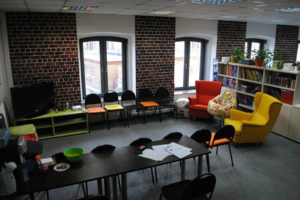 англия коттедж энн хэтэуэй. современный английский кабинет. дом иностранных языков. школа английского языка chicaga. частная школа иностранных языков.