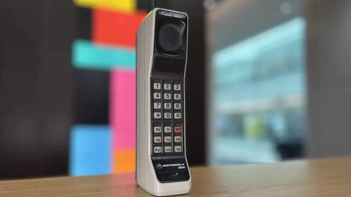 Телефон за 50 тысяч. Motorola DYNATAC 8000x. Моторола первый сотовый. Идеи для организации телефона. Первый радиотелефон в мире.