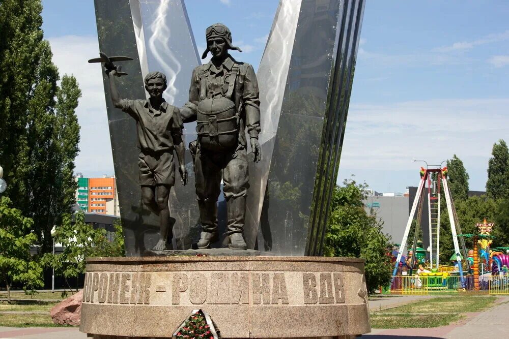 Построен памятник. Памятник ВДВ Воронеж. Воронеж Родина ВДВ. Памятник десантникам в Воронеже. Памятник первому десанту в Воронеже.