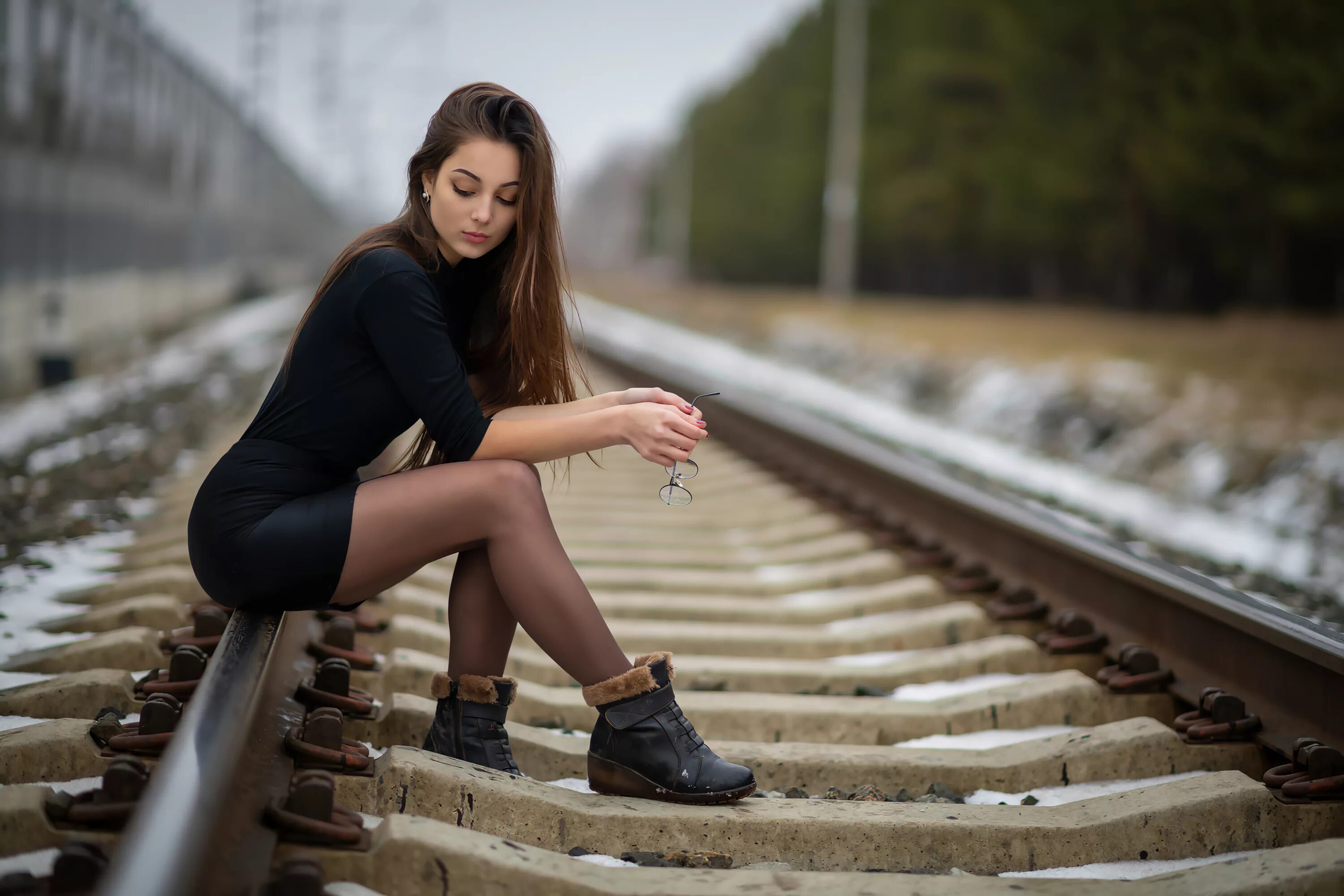 Женщины на железной дороге. Девушка на рельсах. Красивые девушки на рельсах. Фотосессия на железной дороге девушек. Девушка сидит на рельсах.