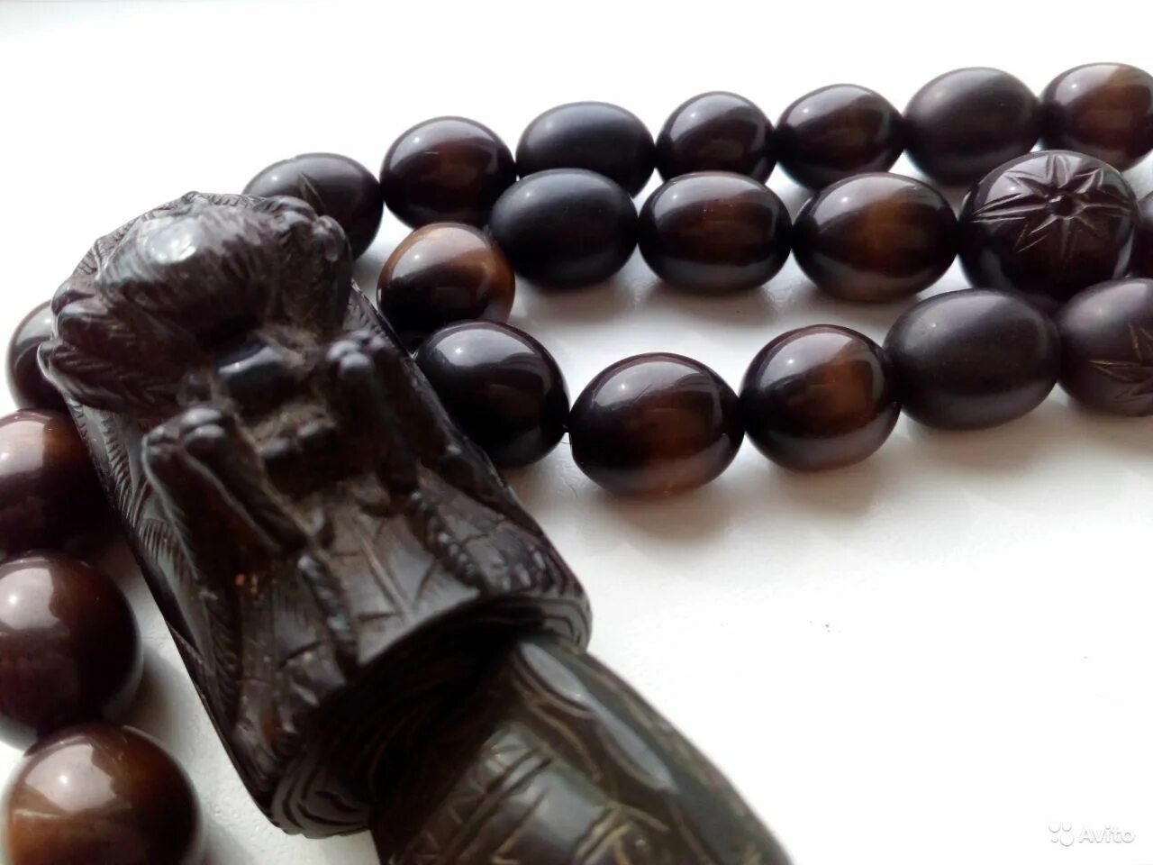 Стеклянная палочка и шерсть. Чётки из эбонита. Электризация тел при трении. Ткань электризуется. Положительный и отрицательный заряд.