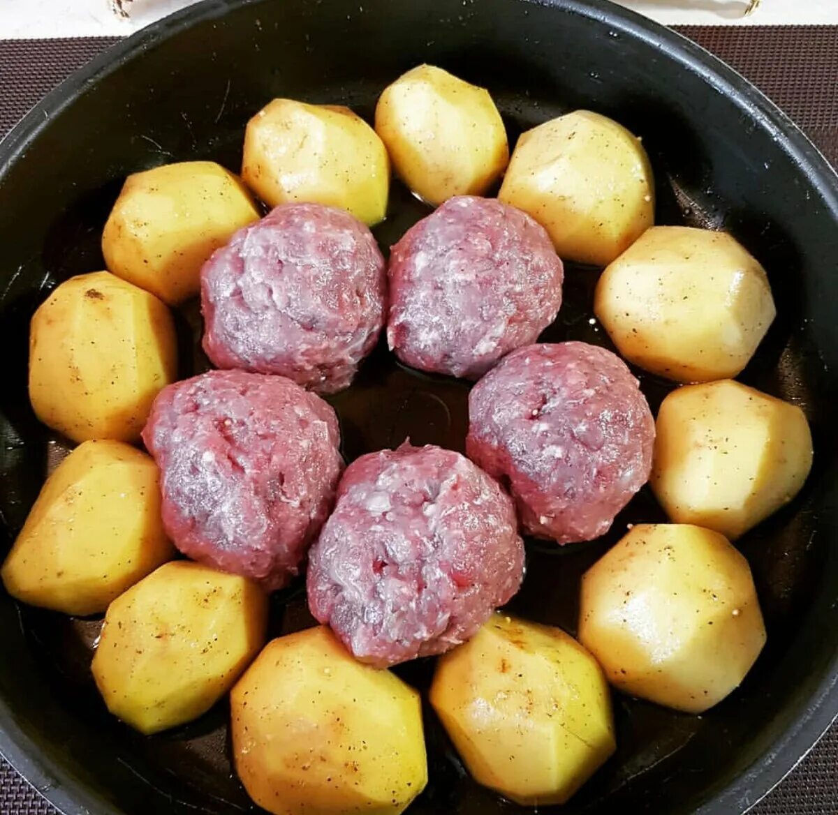 Рецепт котлет с картошкой и фаршем. Картошка с фаршем. картофель с котлетами в духовке. картошка с фаршем круглая. котлеты с картошкой в духовке.