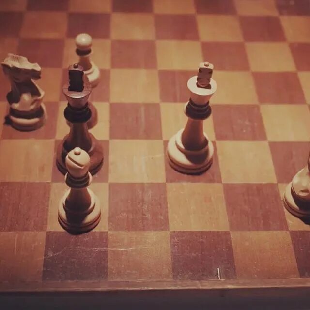 четверные шахматы. новоиндийская защита в шахматах за черных. цифра 4 шахматная картинка. шахматы на 4 игрока. шахматная лодка.