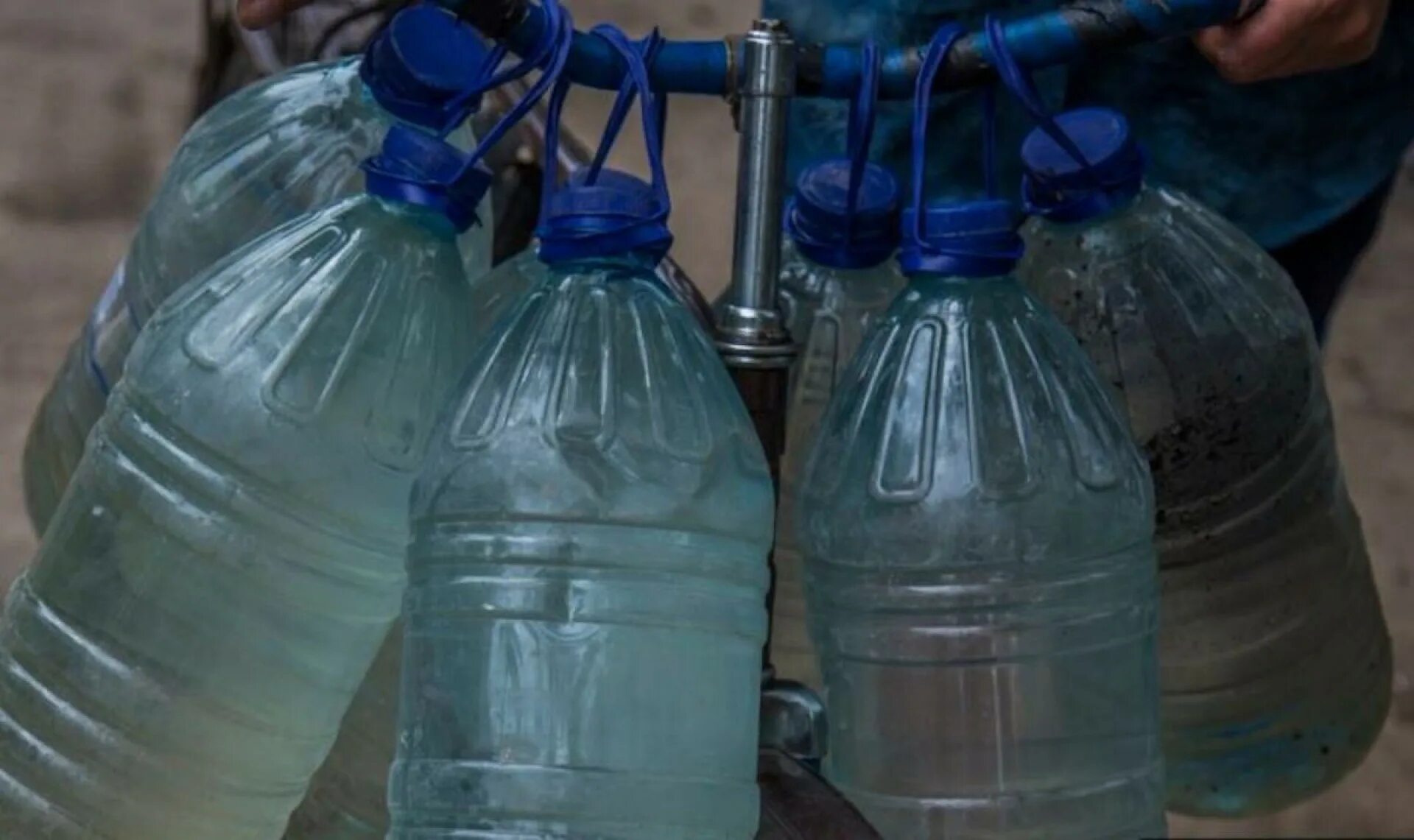 Некачественная питьевая вода. Питьевая вода Таджикистан. Запас воды для цветка. Запас воды в снеге