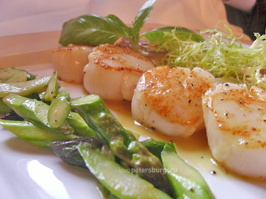 Морской гребешок scallops. Морской гребешок в маринаде. Гребешки на гриле. Гребешки вьетнам. Как вкусно приготовить гребешки.