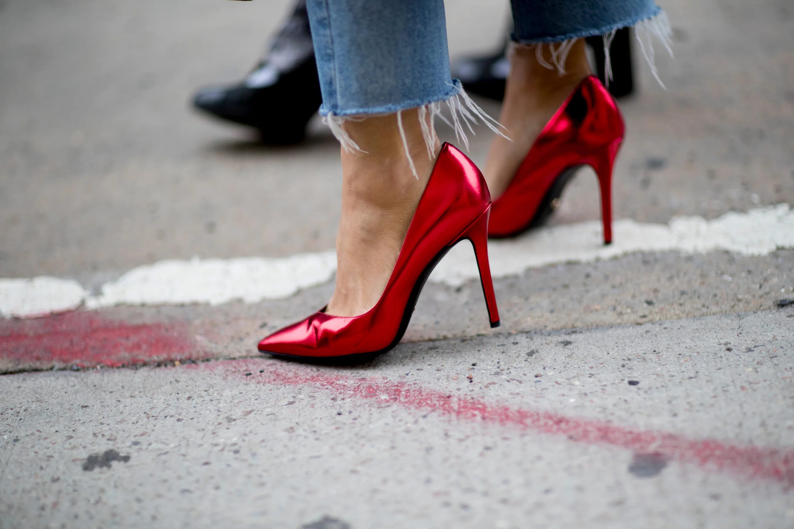 реклама босоножек. туфли волосы. ретро туфли с бантиком. туфли с цветным каблуком. Ideal heels.