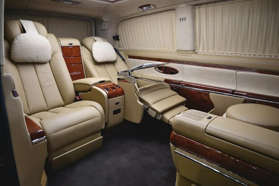 Микроавтобус майбах. Майбах минивэн 2025. mercedes v class maybach 2025. майбах микроавтобус 2025. микроавтобус майбах салон.
