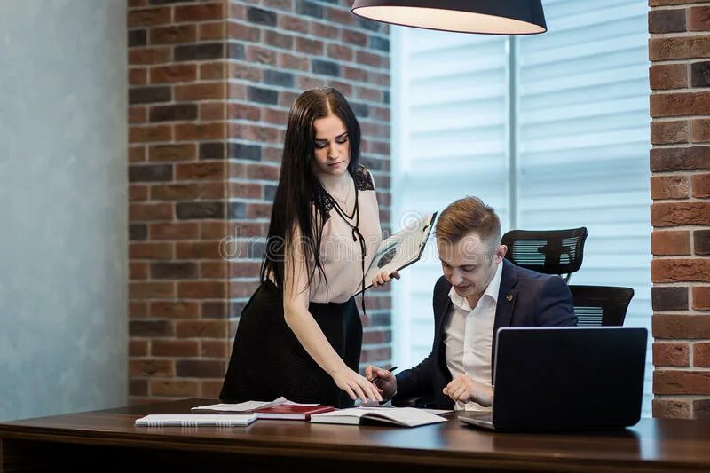 Секретарша бизнесмена. Начальник и секретарша. Начальник и секретарша. Игнорирование начальства. Молодой директор бизнесмен и секретарь.