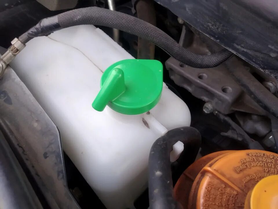 Бачок антифриза сузуки гранд витара. Suzuki grand vitara антифриз. Бачок антифриза сузуки гранд витара. Расширительный бачок сузуки эскудо 1997. Бачок антифриза сузуки гранд витара.