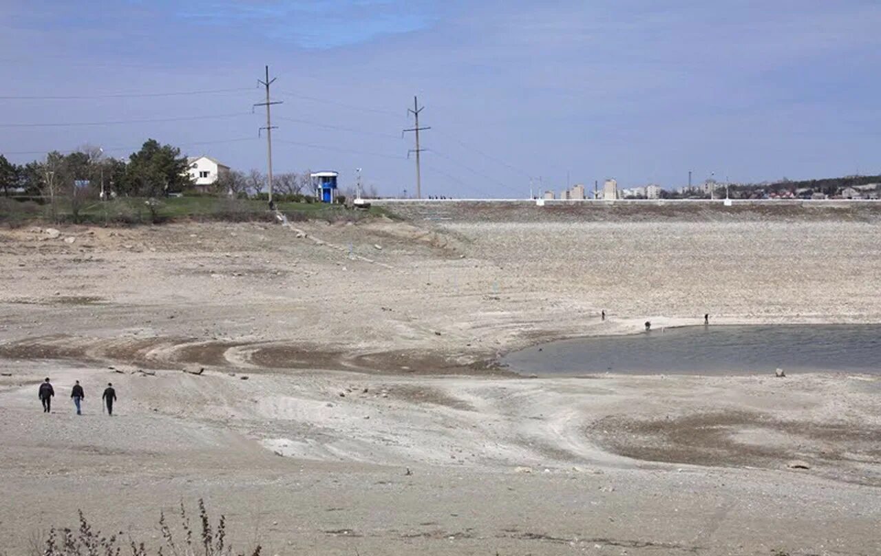 Симферополь без воды. Водохранилище Симферополь 2020. Симферопольское водохранилище сейчас 2020. Водохранка Симферополь сейчас. Высохшее водохранилище Симферополь.