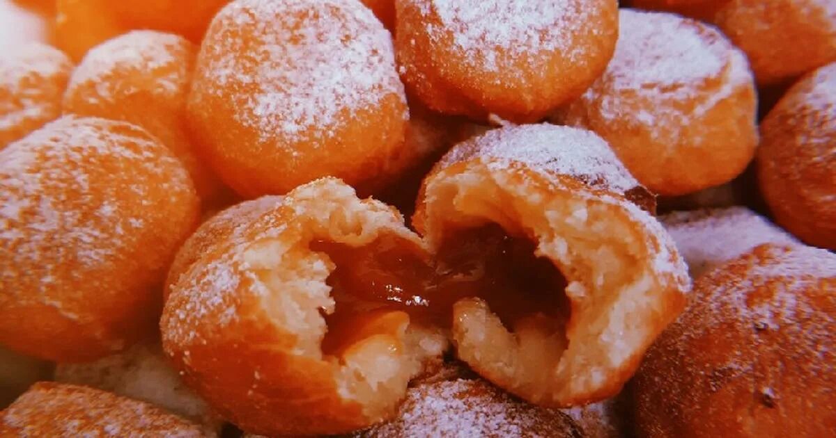 пончики со сгущенкой внутри. вкусные пончики на сгущенке. пончики со сгущенкой внутри. берлинер со сгущенкой. пончики с вареной сгущенкой.