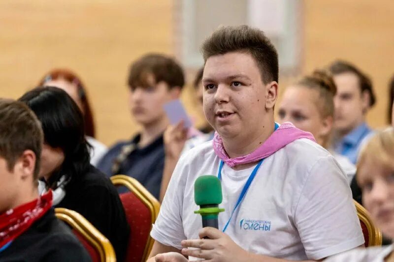 Студент из донецка работающий с молодежью