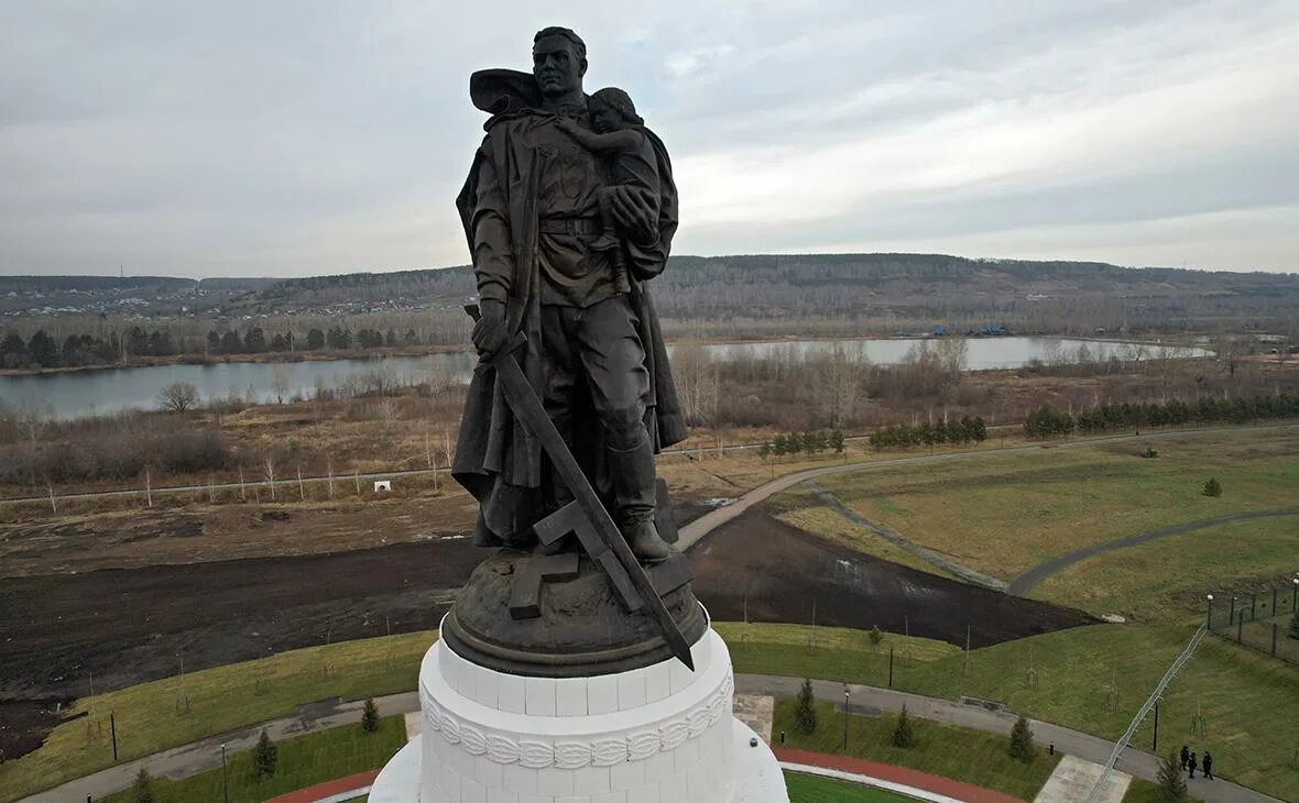 Какой памятник установить советский. Воин-освободитель Трептов-парк Берлин. Монумент воину освободителю в Кемерово. Воин-освободитель Кемерово.