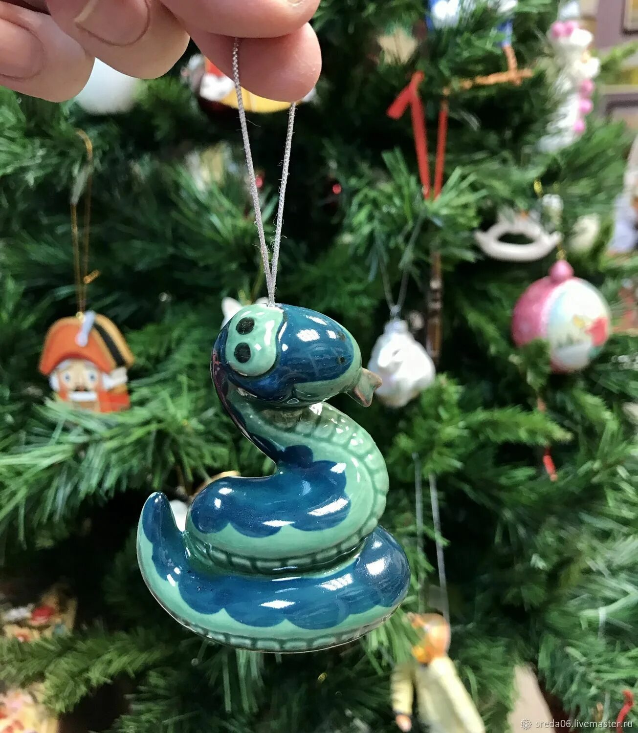 Елочная игрушка змея. Змея елочная игрушка стекло. Елочная игрушка на год змеи. Новогодняя игрушка змея. Год змеи какие игрушки на елку.