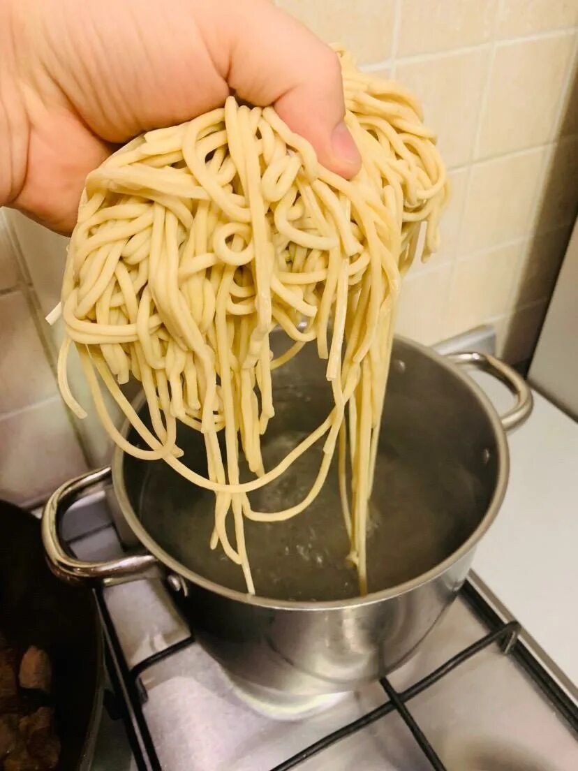 Какая лапша для лагмана. Лапша для лагмана. макароны для лагмана. спагетти для лагмана. толстая лапша для лагмана.