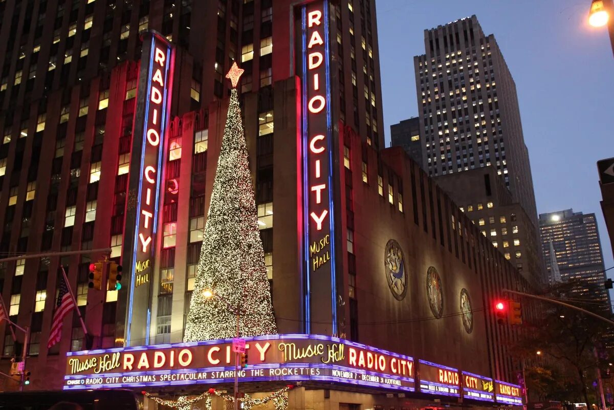 Нью Йорк Radio City. Радио-Сити-Мьюзик-Холл. Рэйдио Сити Мьюзик Холл. Radio City Music Hall New York.