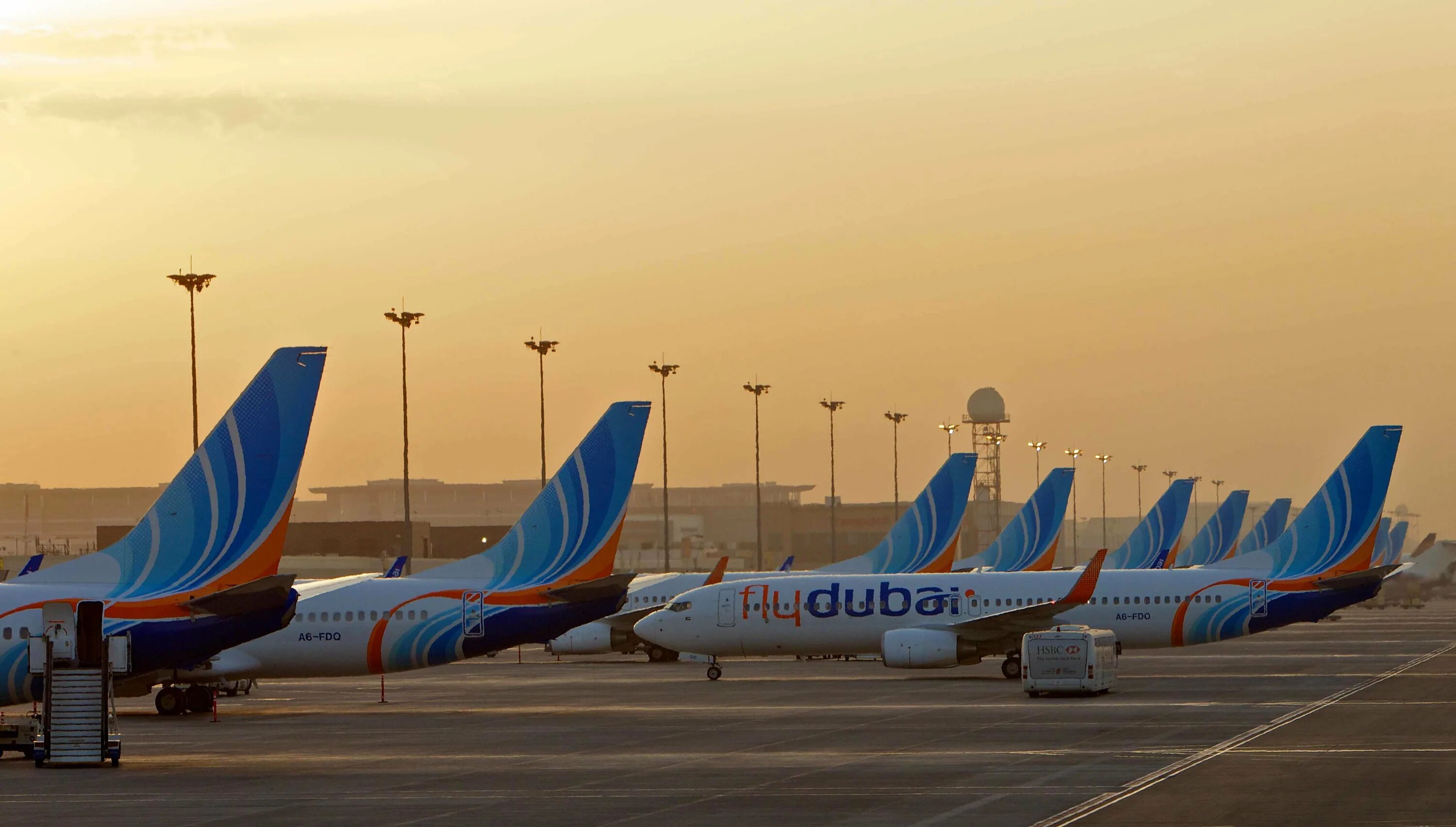 Авиакомпания flydubai самолеты. Авиакомпания ОАЭ Флай Дубай. Флай Дубай самолеты. ОАЭ самолет flydubai.