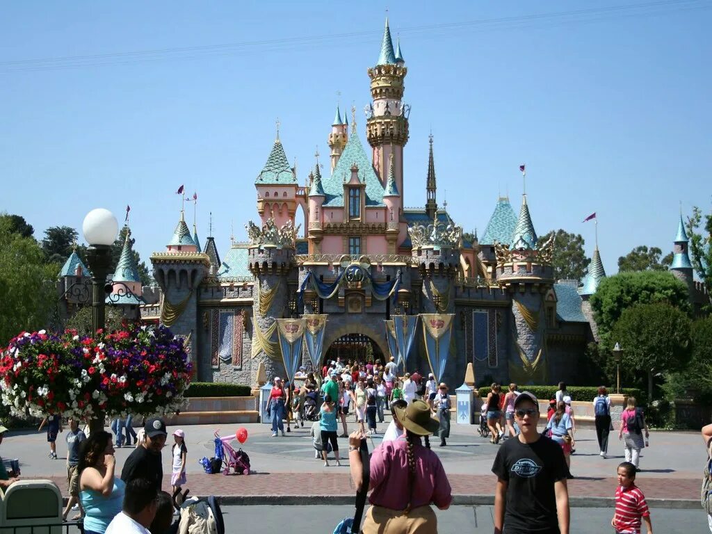 Работа диснейленде. Диснейленд Лос Анджелес. Disneyland Park. Лос-Анджелес (США). Диснейленд Лос Анджелес аттракционы. Лос Анджелес Диснейленд замок.
