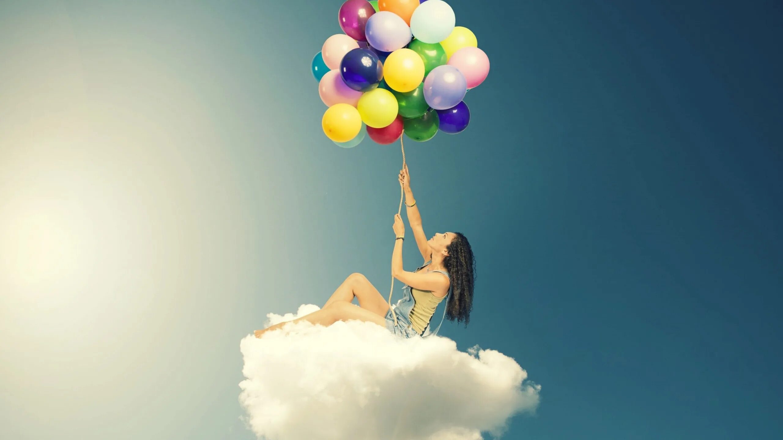 Девушка с воздушными шарами. Девушка с шариками воздушными. Позитивная девушка. Девушка в облаках.