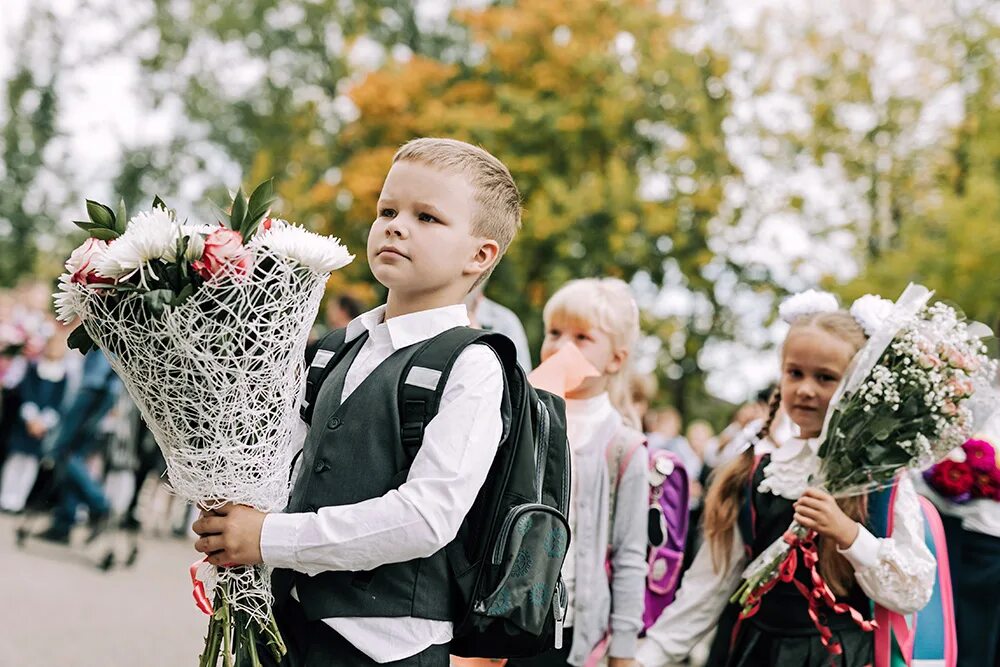 Пойти в школу в москве. День знаний фото. Первоклашка. Первоклашка Москва. Дети идут в школу 1 сентября.