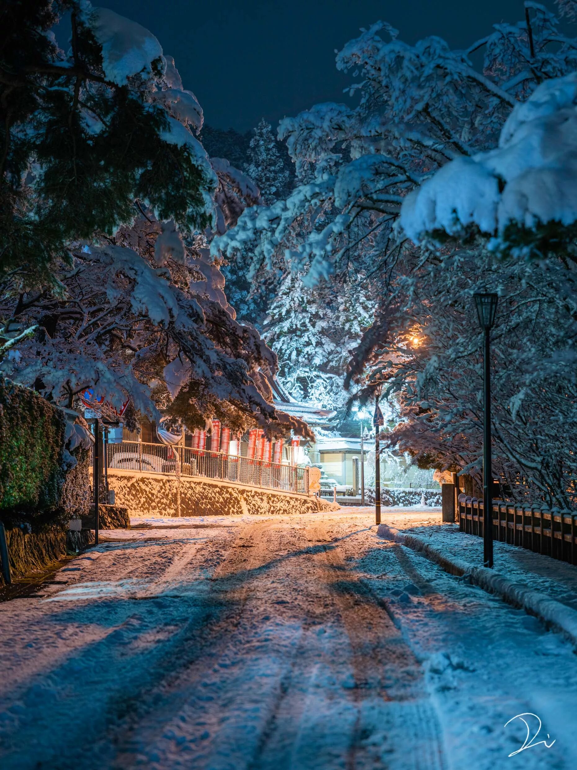 Картинка снег ночью. Зимний город. Зима ночь. Зимняя улица. Снежный город.