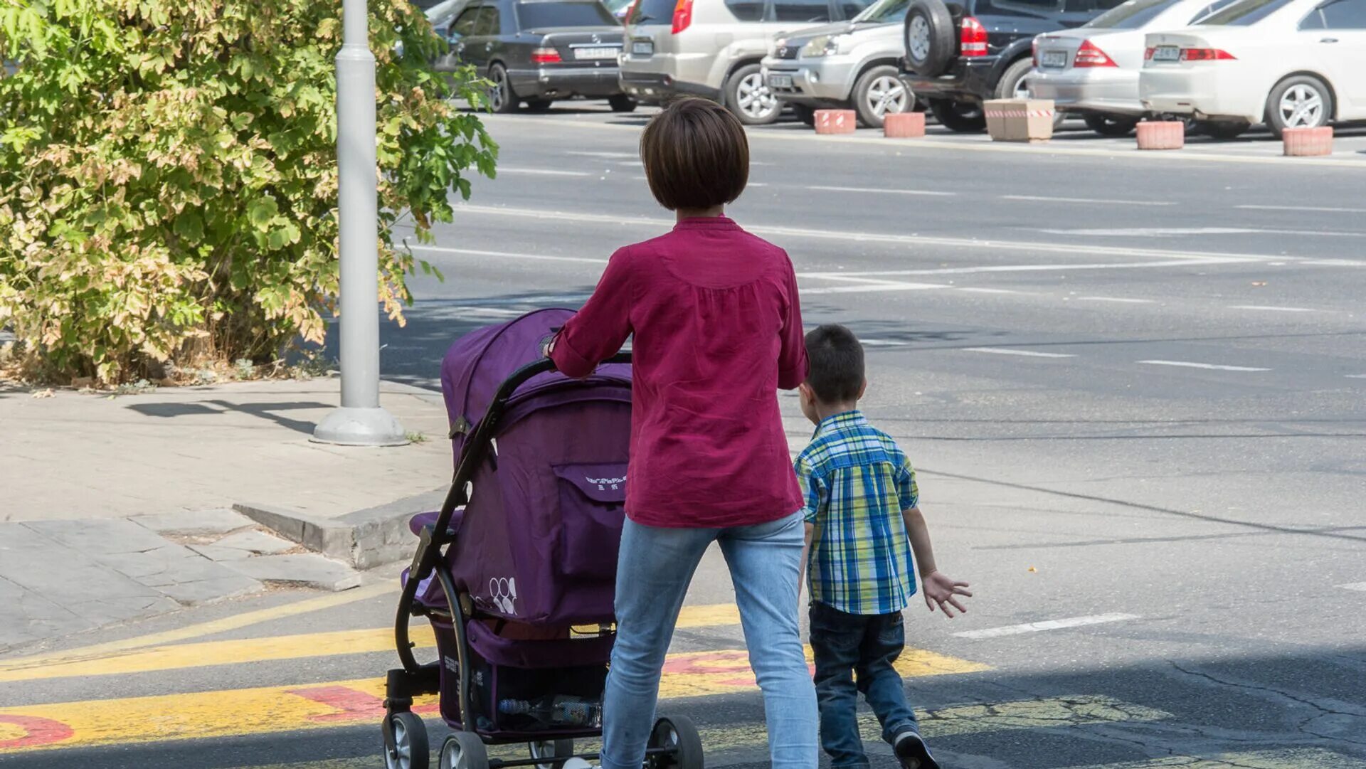 Ереван с детьми. Дети с родителями в Ереване. Ереван женщина с ребенком. Мама Армения. Ереван 2 дети.