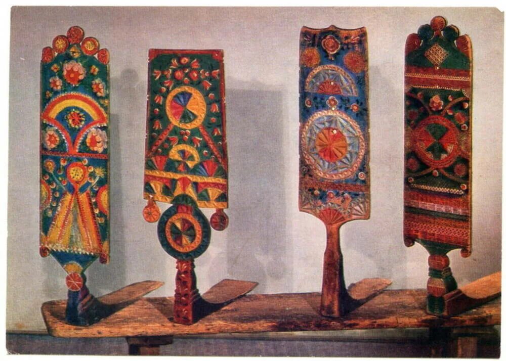 Прялка в древней руси. Конструкция прялки. Древняя расписная прялка. Русская прялка 5 класс. Прялка с солярными знаками.