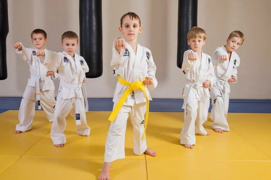 Спортивные секции для детей. Детский футбол. Спорт для мальчика 9 лет. Мальчик с мячом. Спортивный мальчик.