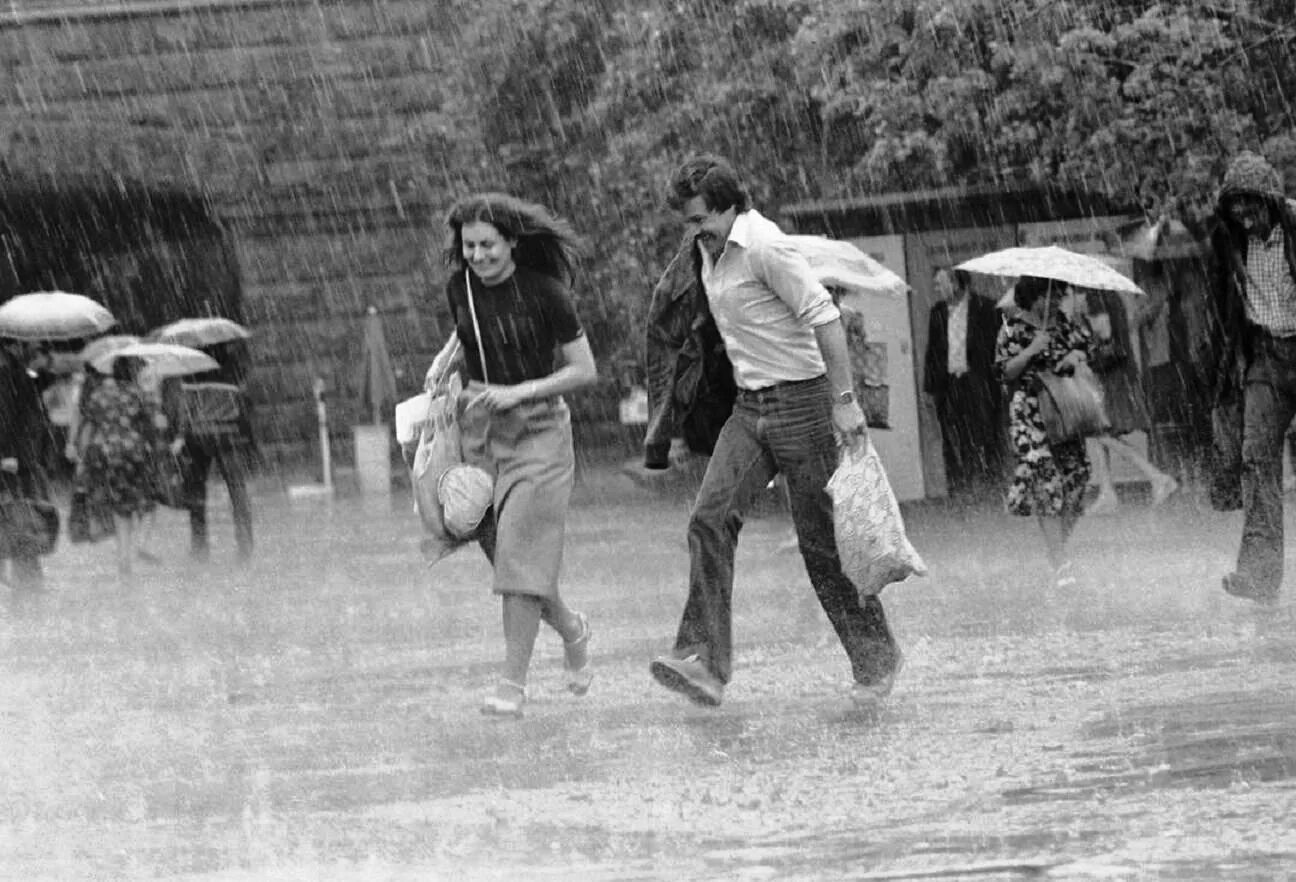 дождь 70 лет. дождь в москве ссср. дождь 70 лет. старая москва дождь. самый дождливый город.