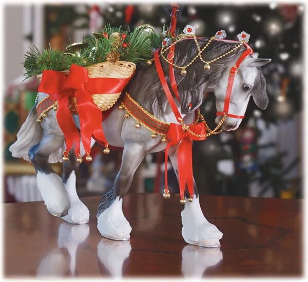 Лошадь 2017 году. Christmas Horse Breyer. КСК Бреер. Breyer лошадь Новогодняя. Breyer Новогодняя лошадь 2013.