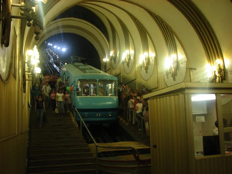 Сами глубоки метро. Станция Арсенальная Киев. Арсенальная станция метро. Киевский метрополитен Арсенальная лестница. Станция Арсенальная Киевского метрополитена.