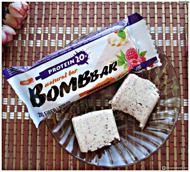 Протеиновый батончик bombbar чизкейк. Bombbar батончик чизкейк. Протеиновый батончик bombbar чизкейк. Bombbar батончики 60гр. Протеиновый батончик бомбар малина.