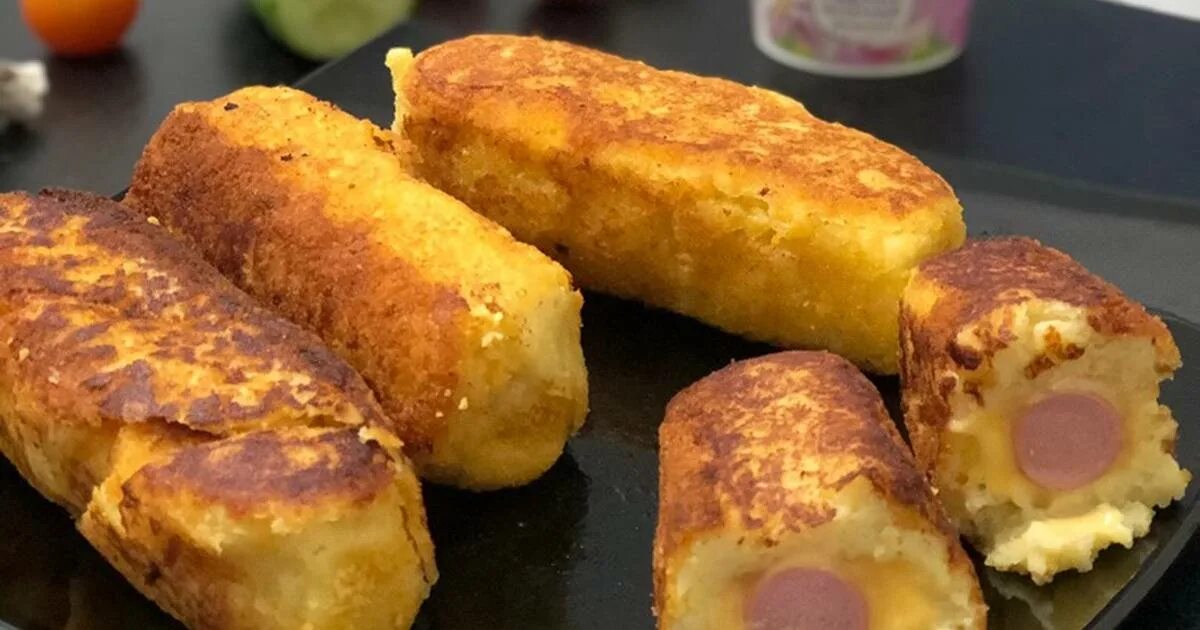 сосиска в тесте жареная. сосиска в тесте с картошкой. слойки с сосисками и сыром. булочки с сосиской в духовке. картофельное пюре с сосисками.