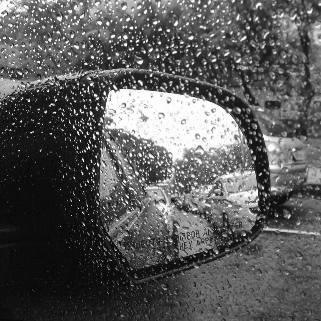 Дождь на окне машины. Окно автомобиля. Дождь на стекле машины. Дождь из окна машины.